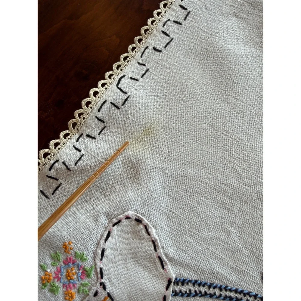 Vintage Embroidered Southern Belle Hat Floral Linen Tablecloth‎ Crochet Trim